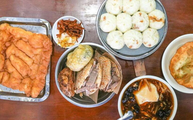 Beijing: Hutong Breakfast Food Tour - Finding the meeting point (and the yellow tote clue you can’t miss)
