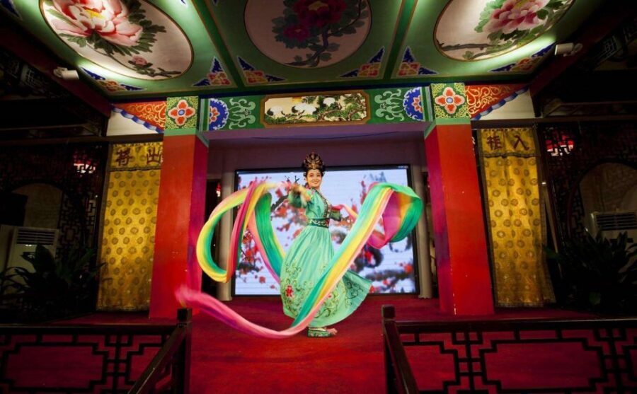 Chengdu: Sichuan Opera Shu Feng Yan Yun Evening Show Ticket - Communication and Comfort: English Support and Ease of Entry
