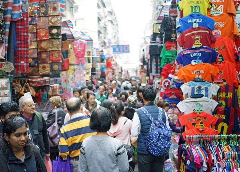Hong Kong: City Landmarks Tour + Peak Tram Ticket + Lunch - Markets and temples: food culture you can read with your feet