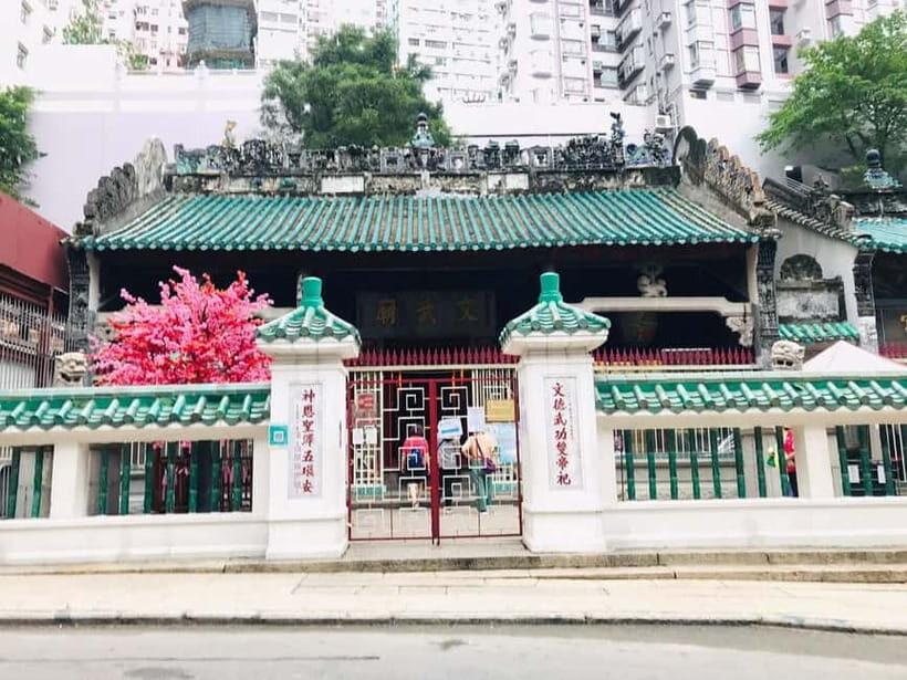 Hong Kong Day Tour: Priority Peak Tram, City Walk & Dim Sum - Hollywood Road and Upper Lascar Row: street life before the temple