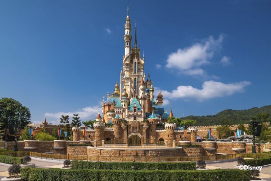 Hong Kong Disneyland Park Tickets - The parade and castle stage show: what makes them worth attention