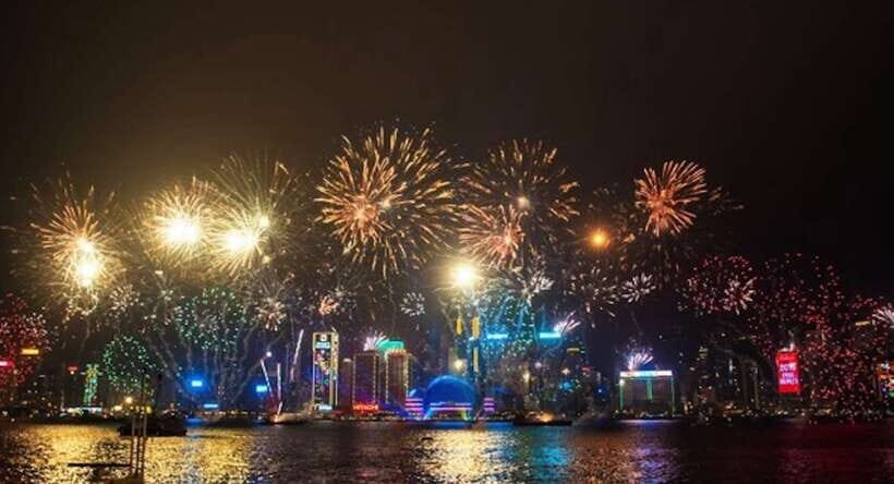 Hong Kong: Victoria Harbor Symphony Unlimited Drink Cruise - Symphony of Lights from the water: the show experience made easier