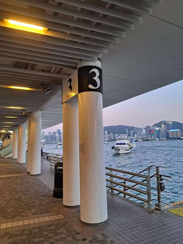 Hong Kong: Victoria Harbour Evening Cruise with Drinks - Luxury yacht views that land right on the Symphony of Lights