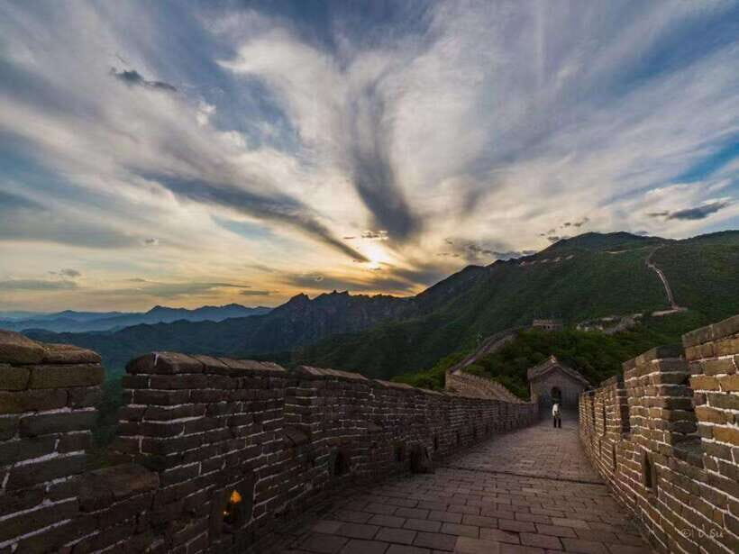 Mutianyu Great Wall Bus, Departure 8/9/10am, Return 3/4/5pm - The guides: English help that reduces on-site confusion
