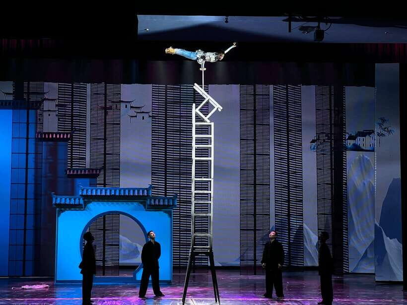 Red Theatre Beijing Acrobatic Show Tickets - The Performer Style: Chinese Acrobatics With Modern Showmanship