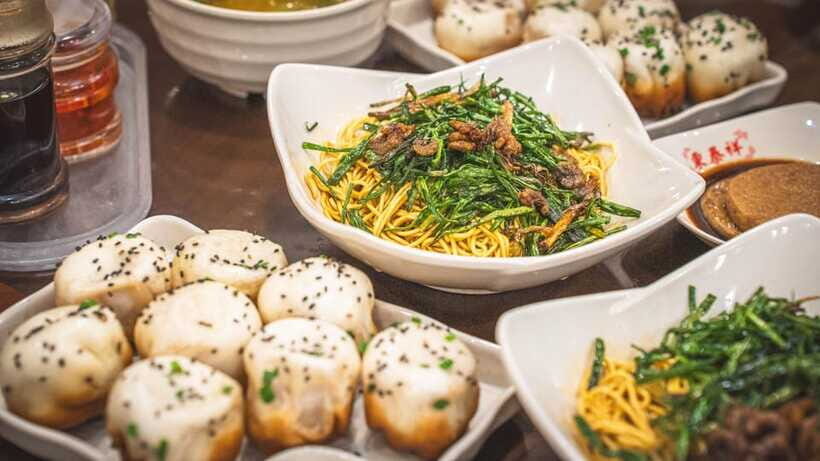 Shanghai: Evening Walking Food Tour - Seeing the Making Process: Pan-Fried Bun and Local Intangible Cultural Heritage