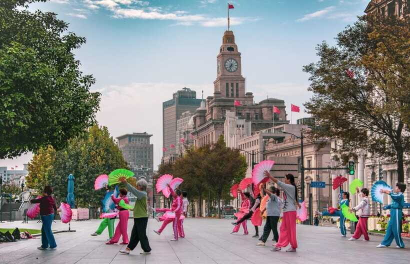 Shanghai Highlights Walking Tour With A Real Local - Yuyuan Bazaar and the food street stop: fried dumplings with local guidance