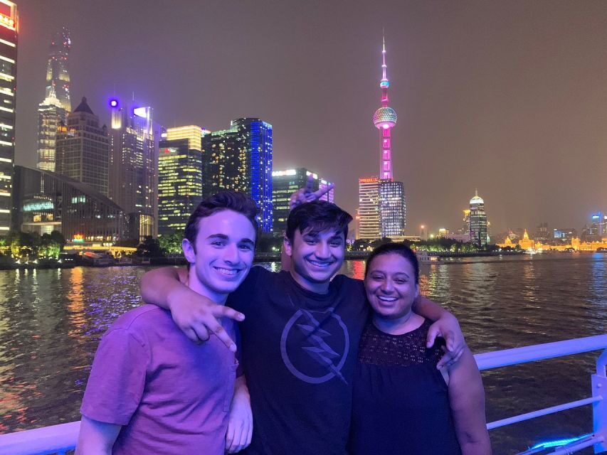 Shanghai: Night River Cruise Tour with Xinjiang Style Dining - Restaurant atmosphere and possible performances