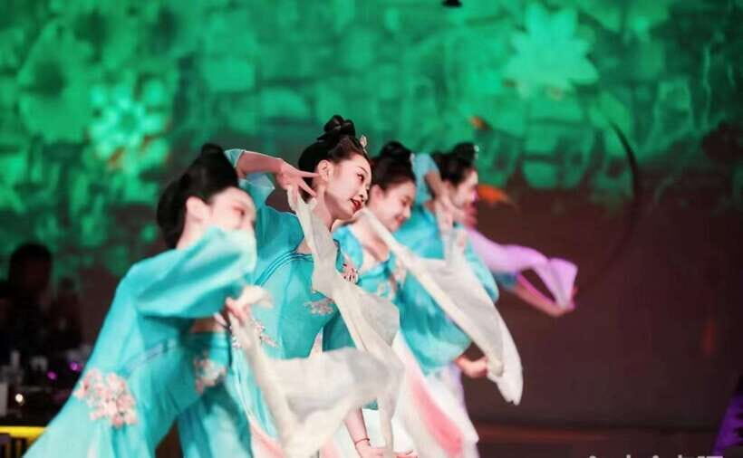 Shanghai: Royal Banquet with Chinese Cultural Performance - Entering the Royal Banquet: A Shanghai Hall That Really Looks Like a Palace