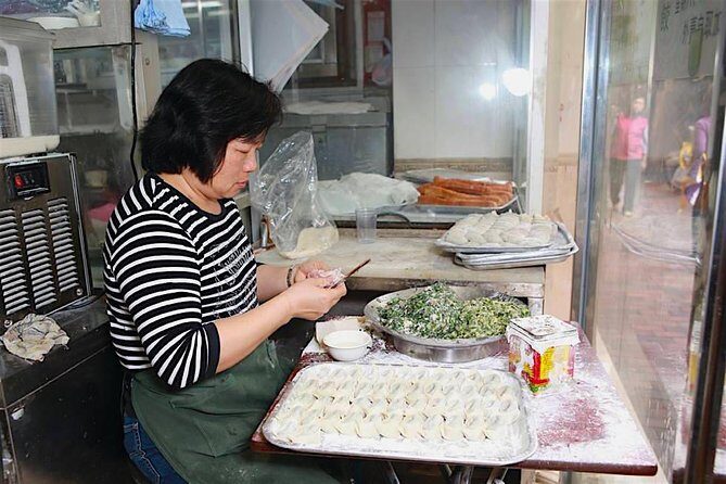 Small Group Kowloon Michelin Rated Street Food and Culture Tour - Yau Ma Tei ending: 1913 Wholesale Fruit Market and Tin Hau Temple